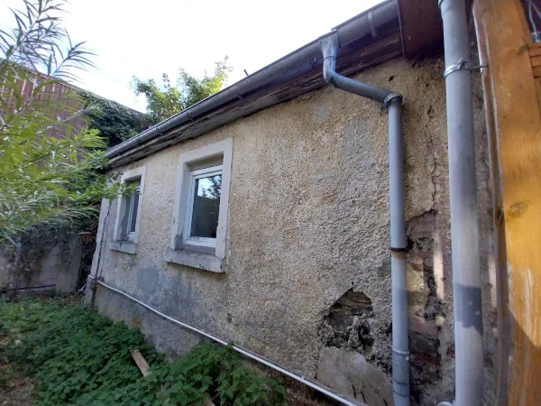 Seitliche Außenansicht des hinteren Gebäudebereichs